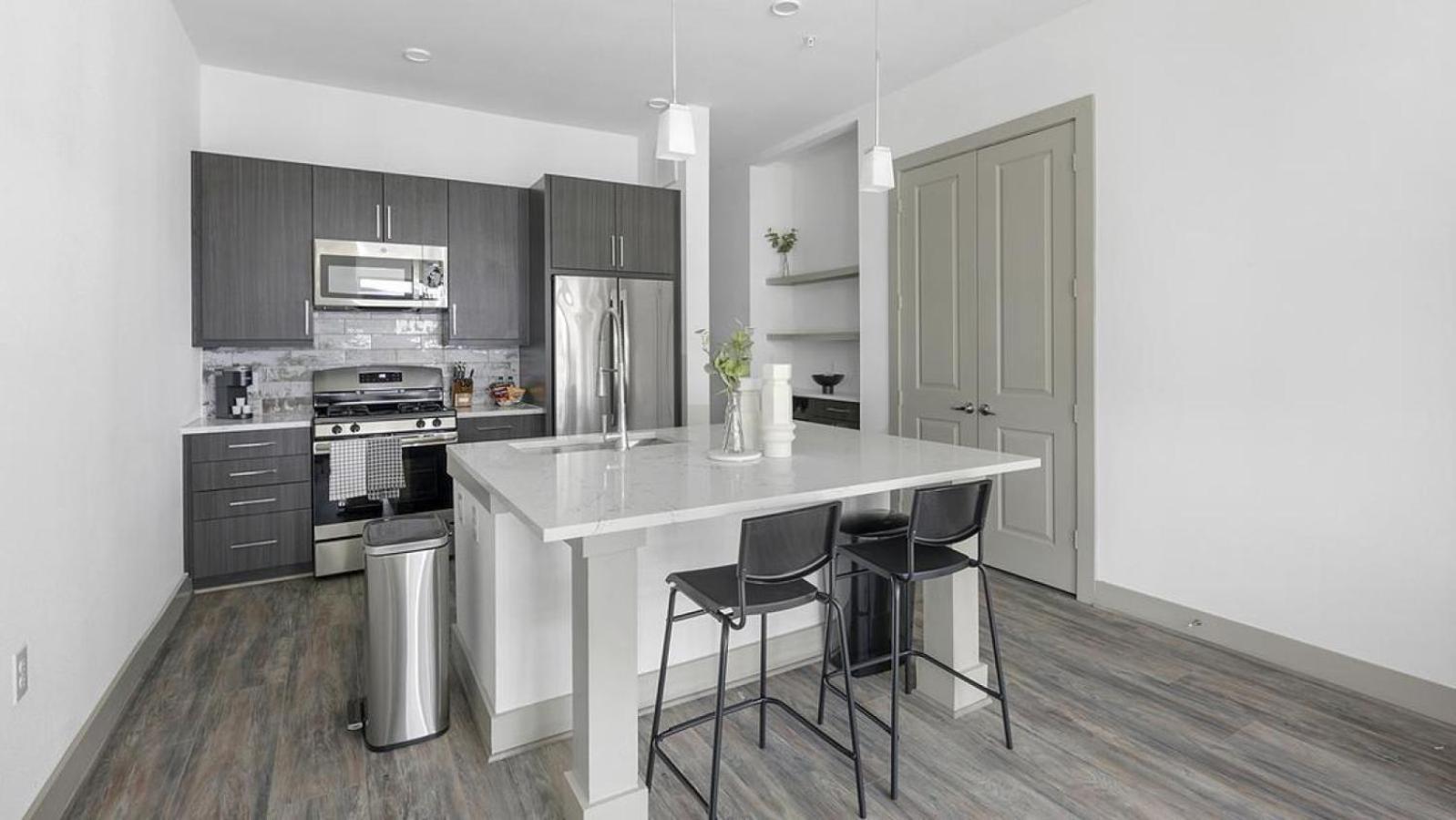 Landing - Modern Apartment With Amazing Amenities Houston Exterior foto